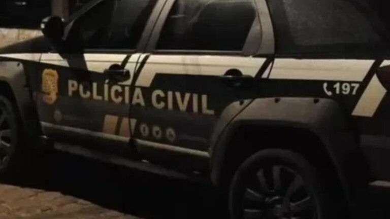 A viatura do carro da Polícia que esteve na ocorrêncioa do homem morto pela ex mulher em Carazinho