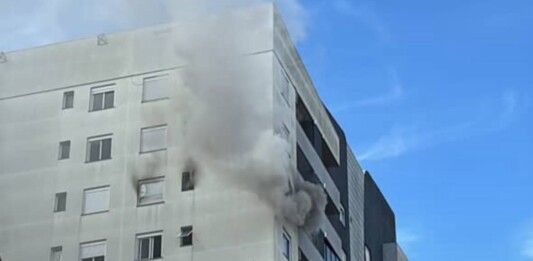 Canoas: Bombeiros combatem incêndio em apartamento no Centro