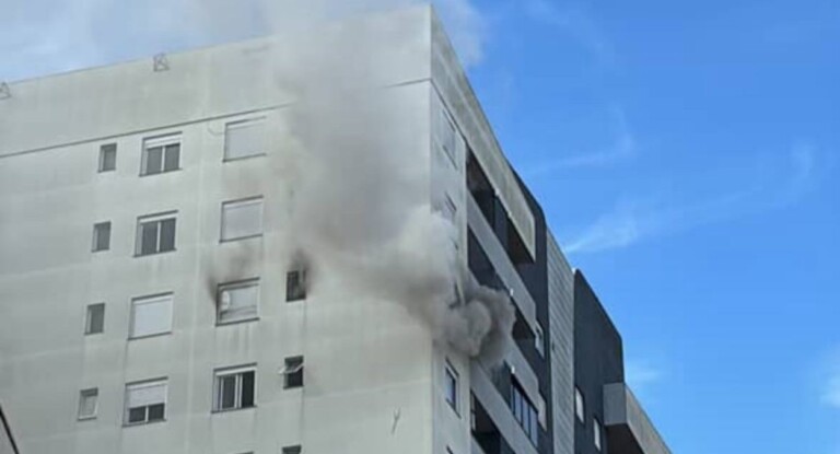 Canoas: Bombeiros combatem incêndio em apartamento no Centro
