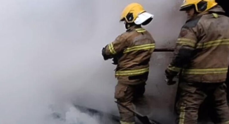 na foto, bombeiros combatem incêndio em Canoas