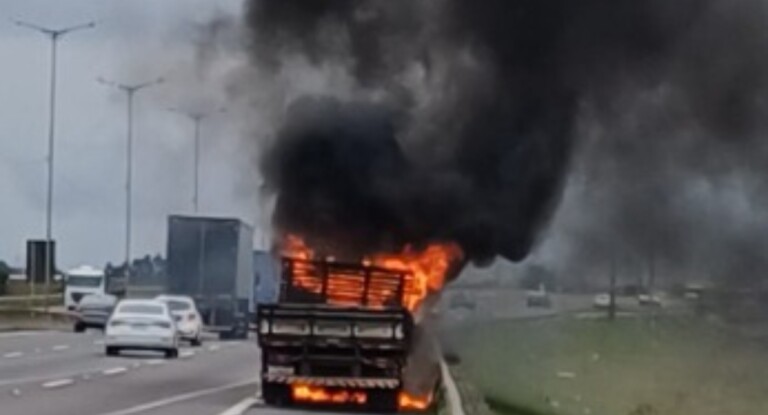 na foto, incêndio em Canoas