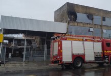 na foto, bombeiros combatem incêndio em Canoas
