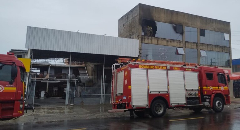 na foto, bombeiros combatem incêndio em Canoas