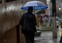 Pessoa com guarda chuva em um ambiente aberto