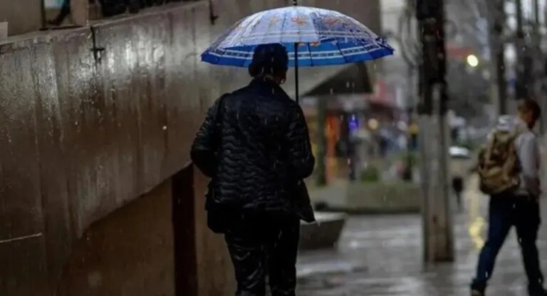 Pessoa com guarda chuva em um ambiente aberto