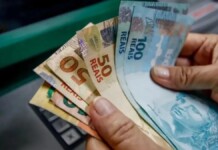 Dinheiro sendo sacado em Caixa Eletrônico