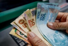 Dinheiro em um caixa eletrônico