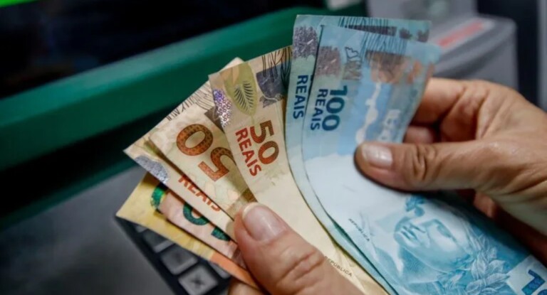 Dinheiro em um caixa eletrônico