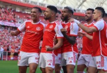 Time do Internacional comemoradno um gol