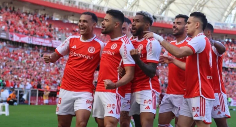 Time do Internacional comemoradno um gol