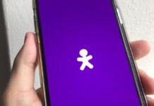 Celular com o logo da operadora VIVO