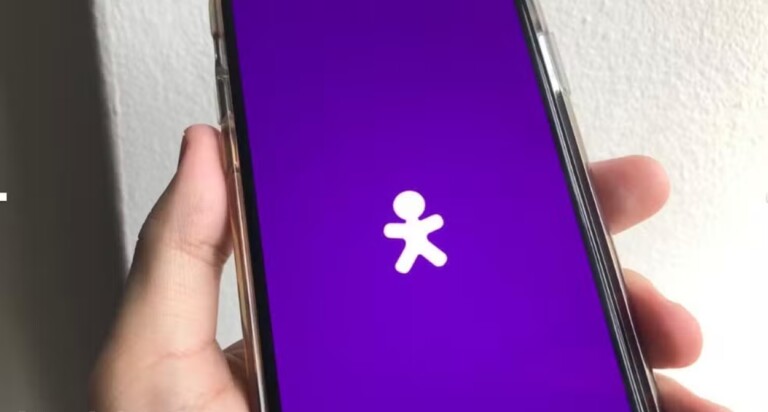 Celular com o logo da operadora VIVO