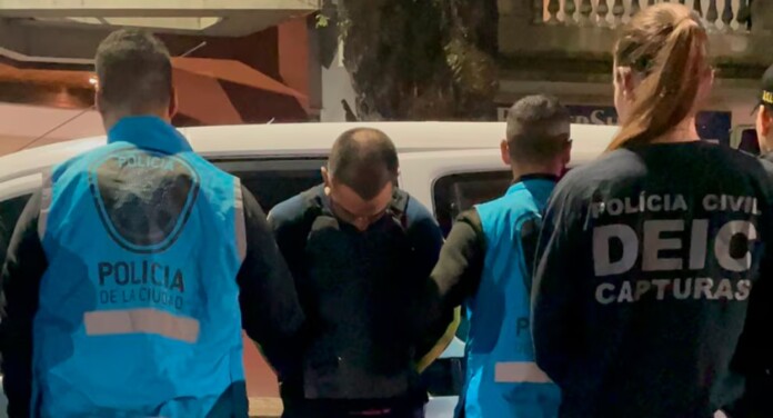 na foto, líder de facção preso na argentina