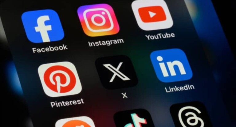 foto de diversas redes sociais em um celular; PL de Lula pode regulamentar a forma como usamos Facebook, X, Instagram e Youtube, entre outras redes sociais.