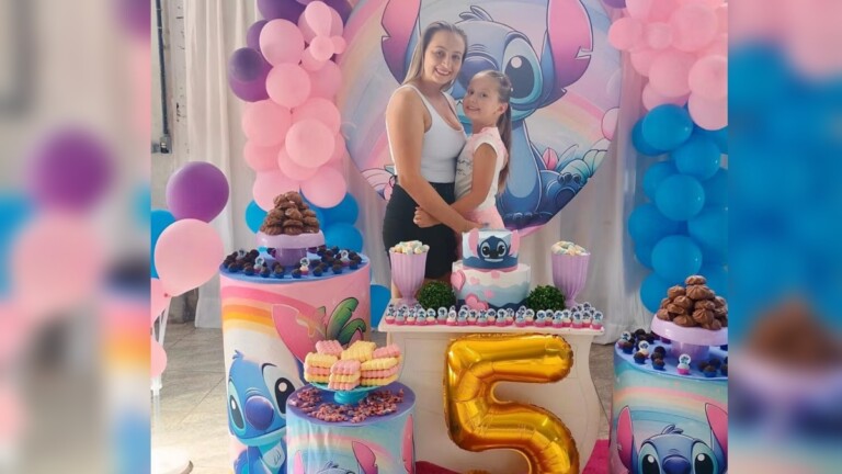 Na foto, mãe e filha que morreram no acidente