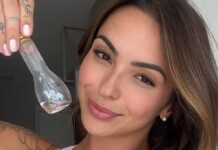 foto da modelo brasileira que vende garrafinhas com o próprio suor