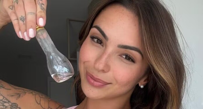 foto da modelo brasileira que vende garrafinhas com o próprio suor