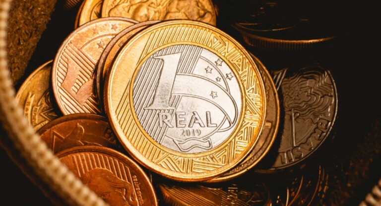 foto mostra uma moeda de R$ 1 que pode ser rara