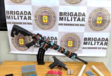 na foto, arma e mulher em Canoas