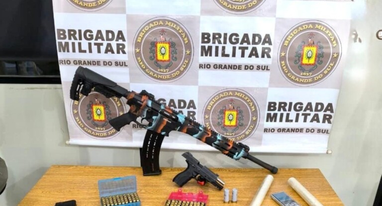 na foto, arma e mulher em Canoas