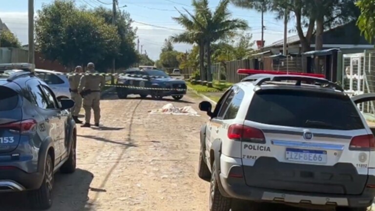 Na foto, a ocorrência da mulher morta