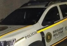 Na foto, a viatura da BM na ocorrência da mulhe presa após roubar ração para cães e gatos em caxias do Sul
