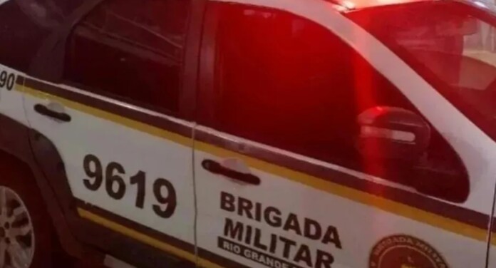 Na foto, a BM na ocorrência da mulher que foi presa em Porto Alegre