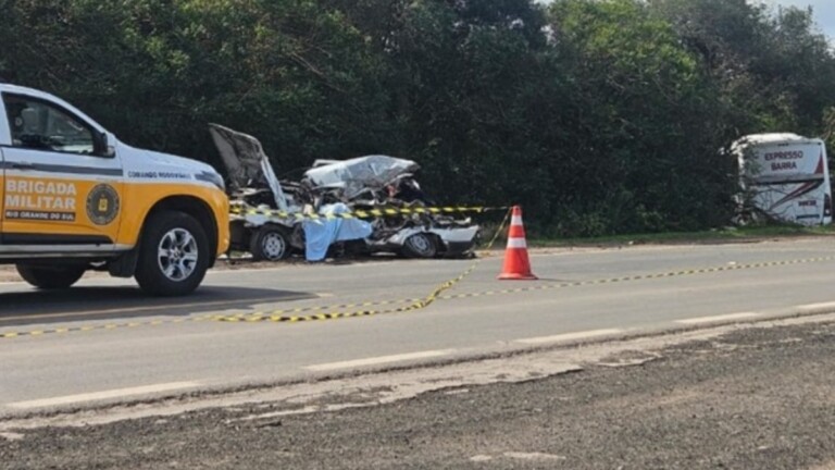 Ônibus e o carro que se envolveram e acidente