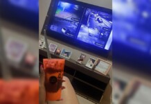 Foto mostra a dama de copas investigada "ostentando" as câmeras usadas para vigiar a polícia