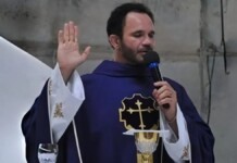 Padre é acusado de agredir idosa durante missa