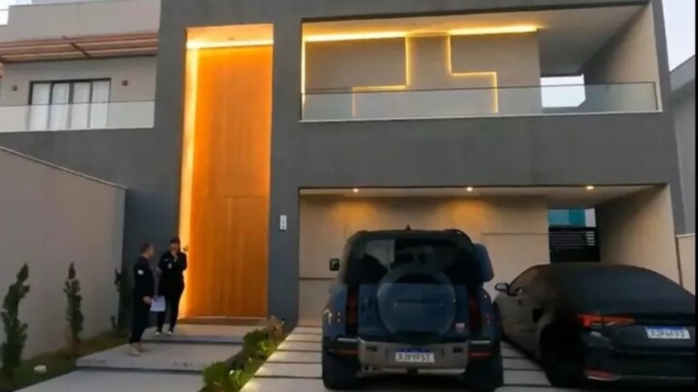 Na foto, a polícia civil em opreção contra os influenciadores