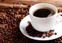 Imagem de um café com grãos ao fundo