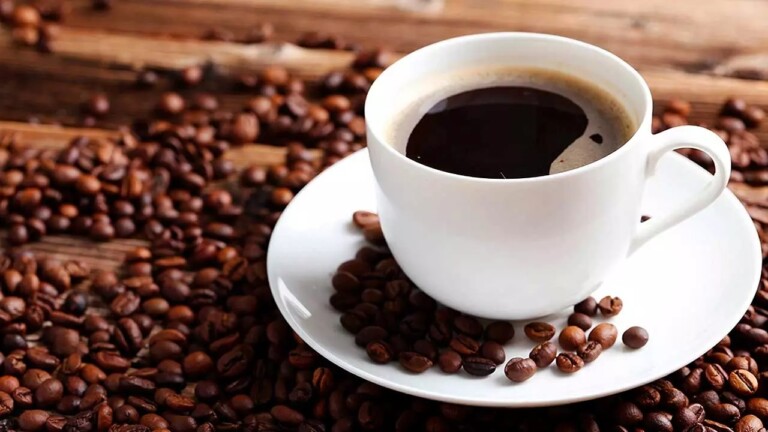 Imagem de um café com grãos ao fundo