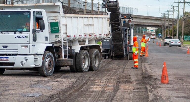 Prefeitura de Canoas recapando asfalto na av. guilherme schell