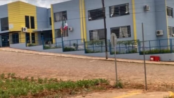 Foto, da escola onde ocorreu as agressões a professora