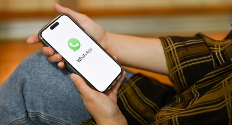 foto de pessoa segurando celular com whatsapp antes de propaganda no aplicativo