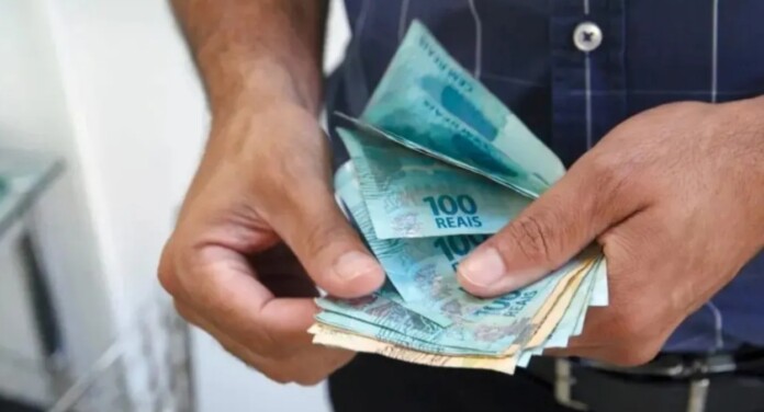 foto de dinheiro de restituição do imposto de renda 2025