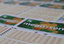 foto ilustra resultado mega sena 2899 com bilhetes sobre uma mesa