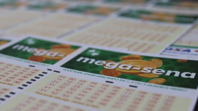 foto ilustra resultado mega sena 2899 com bilhetes sobre uma mesa