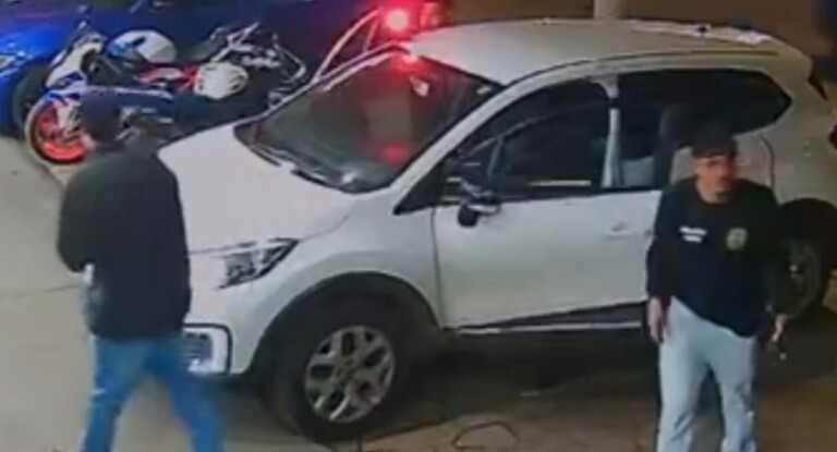 Na foto, criminosos assalltam revenda de veículos em Canoas