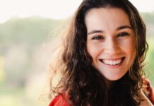 foto de mulher sorrindo ilustra estudo que diz que sêmen melhora o humor feminino