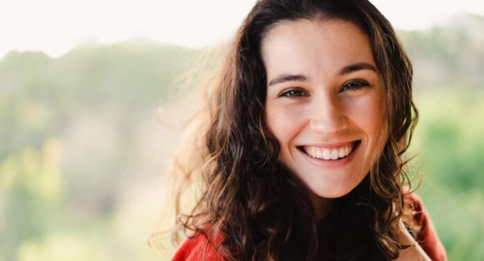 foto de mulher sorrindo ilustra estudo que diz que sêmen melhora o humor feminino