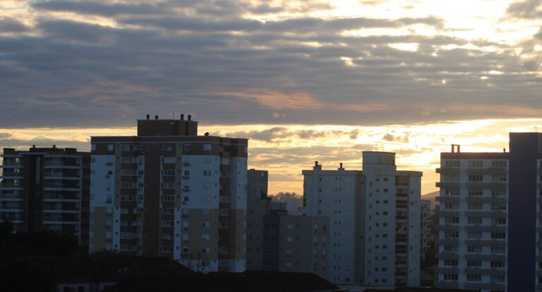 foto mostra o tempo em canoas