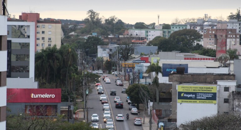 foto mostra o tempo em canoas