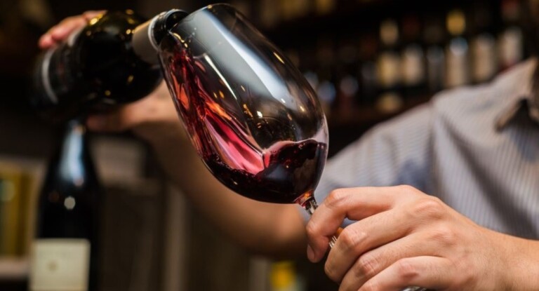 imagem ilustra estudo se tomar mais de duas taças de vinho faz mal