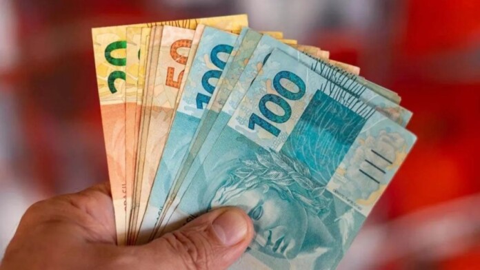 foto com dinheiro ilustra prêmio pago no sorteio do trilegal
