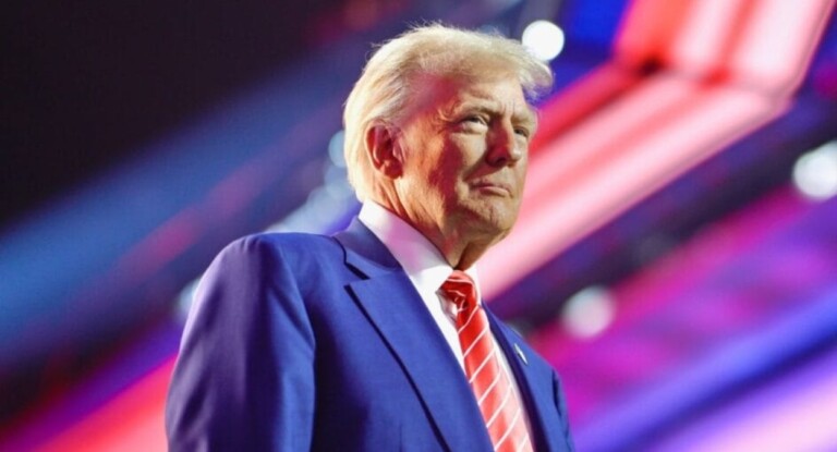 foto do presidente dos estados unidos com rumores de que "trump morreu?"