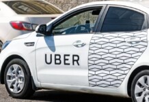 Carro com logo da Uber na porta