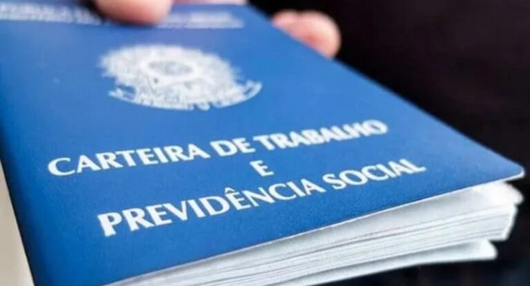 foto de carteira de trabalho ilustra vaga de emprego em canoas