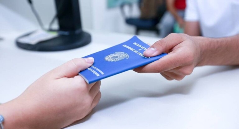 foto de carteira de trabalho para vagas de emprego em canoas